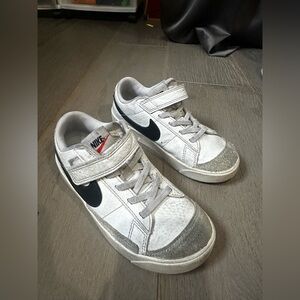 Kids Nikes size
12